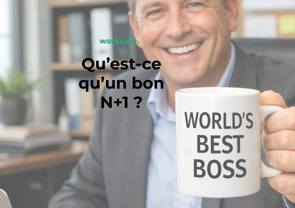 Un bon manager, N+1, souriant à son bureau, tenant une tasse ‘World’s Best Boss’, illustrant le leadership positif et la reconnaissance envers ses équipes.